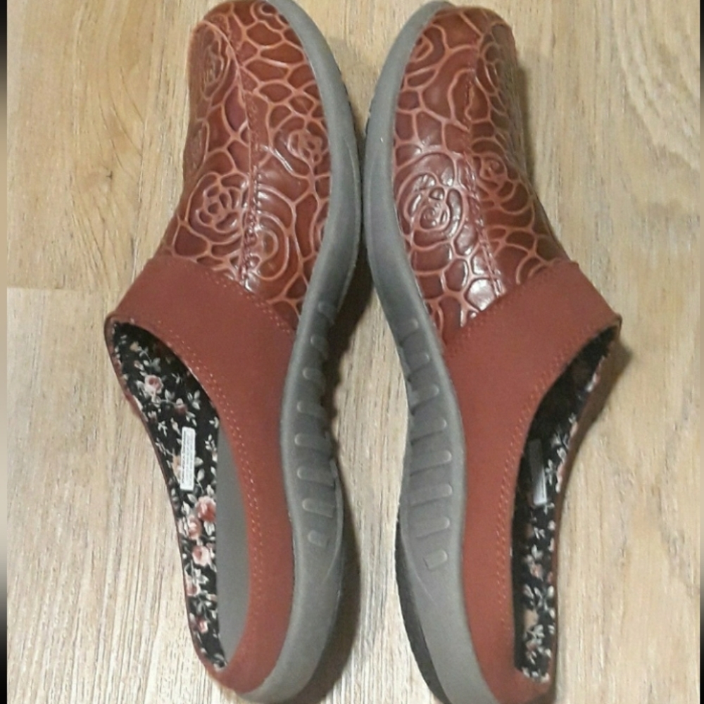 Spenco Alicia Embossed Floral Leather Slides - Size 9W Orthopedic Slip On Shoes - Picture 5 of 10